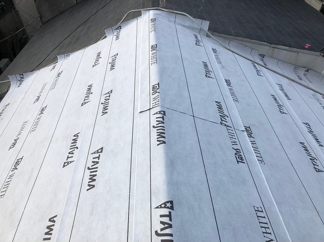 防水紙を上下左右重ねて設置